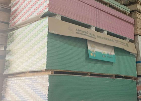 Хорошая цена Фабричная цена 9Мм Огнеупорная гипсокартонная плитка Лист скважины Устойчивость к плесени Гипсовая панель Плесовая перегородка онлайн