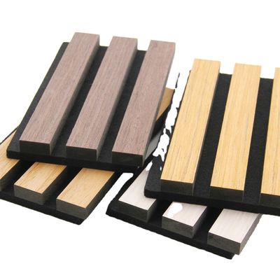 Хорошая цена Eco-Friendly Akupanel Acoustic Slat Wall Panel with 550kg/m3 ~ 880kg/m3 Density and 21mm Thickness for Modern Living Room Soundproofing онлайн